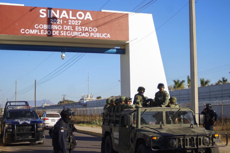 Policías y militares patrullan Culiacán, Sinaloa, este viernes 6 de enero 2023. 
