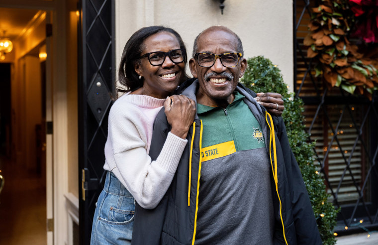 Deborah Roberts and Al Roker during a Christmas caroling surprise.