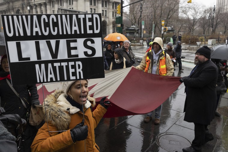 Una protesta anti-vacunas en la ciudad de Nueva York, el 7 de febrero del 2022. Los grupos que se oponen a las vacunas del COVID-19 han utilizado diversas tácticas y campañas de desinformación para desacreditar la efectividad de la vacunación. 