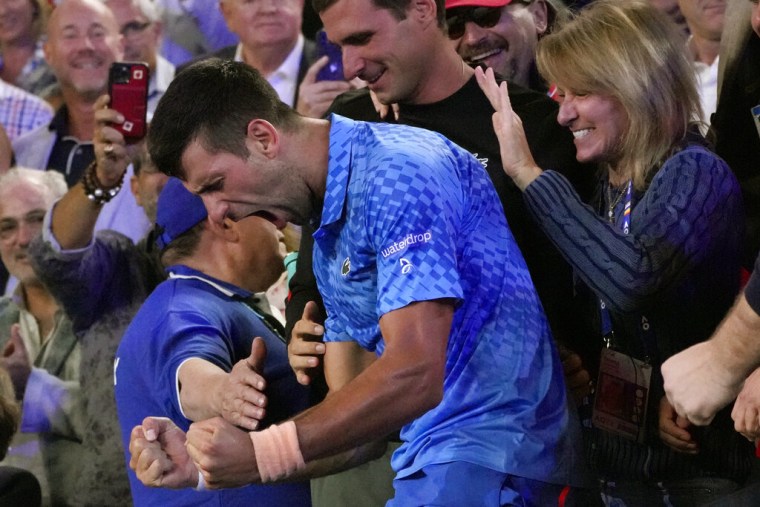 Novak Djokovic celebra en las gradas con su equipo tras derrotar a Tsitsipas.