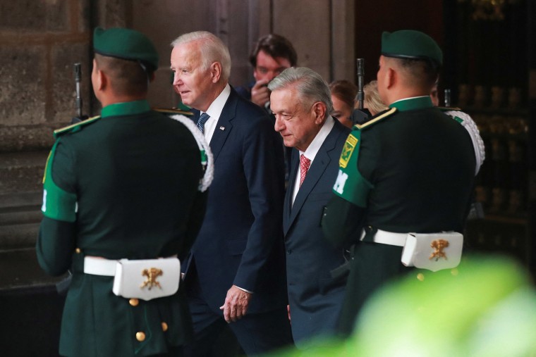 Biden camina junto con López Obrador en la ceremonia oficial de bienvenida el lunes en la tarde.