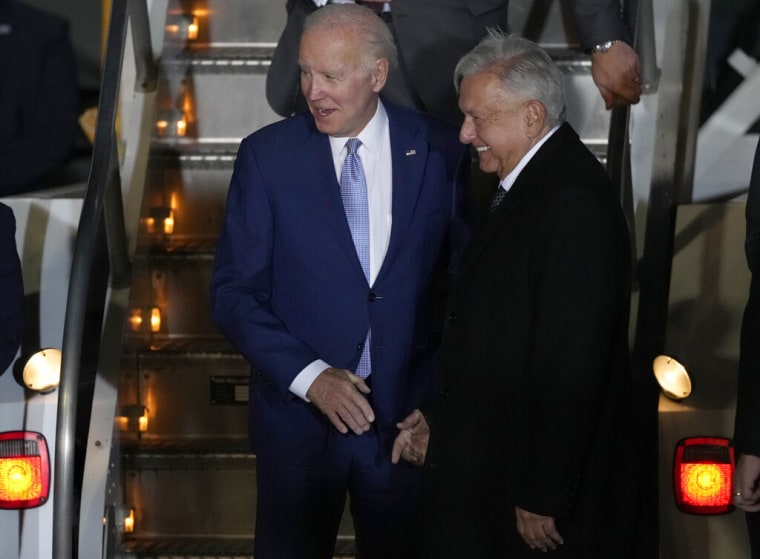 El presidente, Joe Biden, es recibido por su homólogo mexicano Andrés Manuel López Obrador a su llegada al Aeropuerto Internacional Felipe Ángeles en Zumpango, México, el domingo 8 de enero de 2023. 