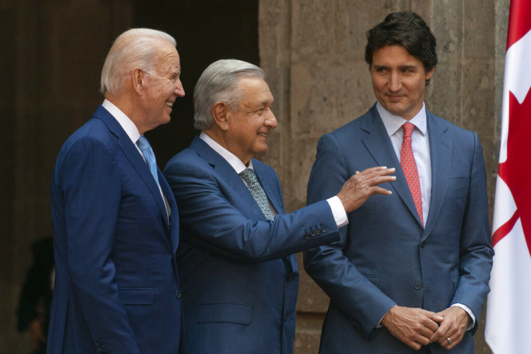 Joe Biden, Andrés Manuel Lopez Obrador y Justin Trudeau conversan en el Palacio Nacional de México antes de la reunión trilateral. 