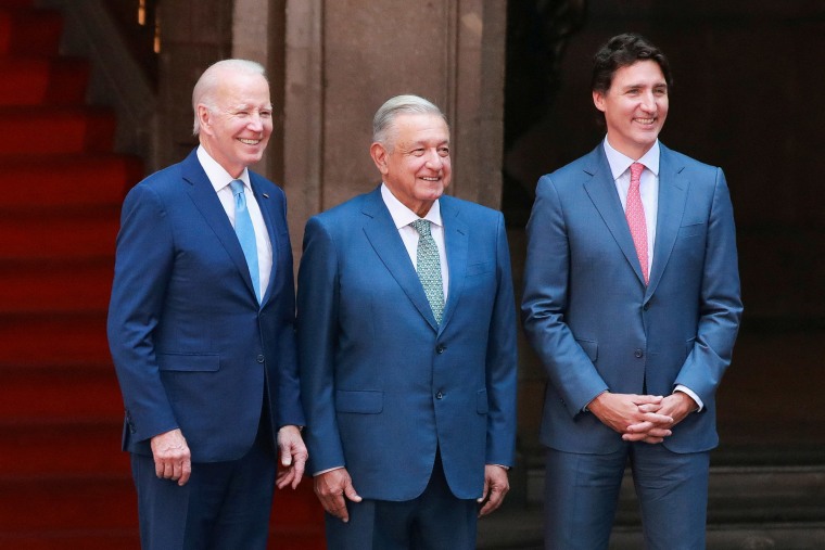 El presidente, Joe Biden, se reúne con su homólogo mexicano, Andrés Manuel López Obrador, y el primer ministro de Canadá, Justin Trudeau, en la Cumbre de Líderes de América del Norte, en el Palacio Nacional de la Ciudad de México, México, el 10 de enero de 2023.