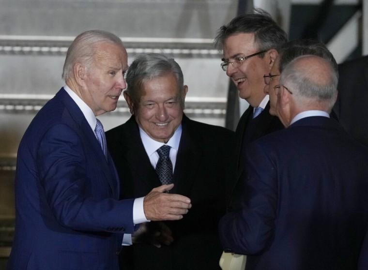 Biden es recibido a su llegada por López Obrador.