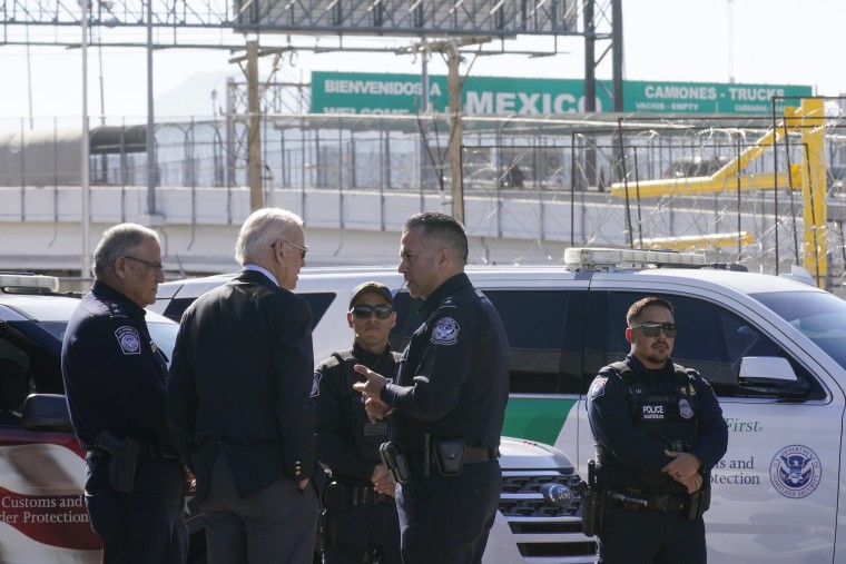 El mandatario Joe Biden, habla con agentes de la Patrulla Fronteriza en El Paso, Texas, en su primera visita a la frontera con México como presidente, este domingo 8 de enero.