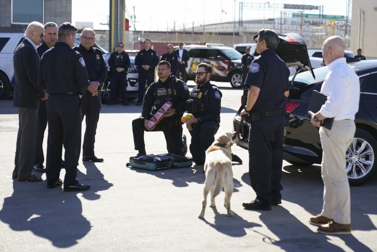 El presidente Joe Biden (izquierda) observa mientras dos oficiales fronterizos le muestran parte de su trabajo de control en el Puente de las Américas, en El Paso, Texas, este domingo 8 de enero.