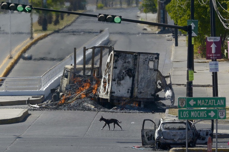 Un camión calcinado en una calle de Culiacán, en el estado de Sinaloa, tras la detención de Ovidio Guzmán. En total, se reportan 51 vehículos incendiados.