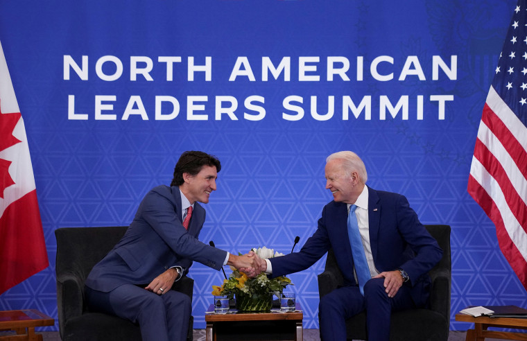 El presidente, Joe Biden, se da la mano con el primer ministro canadiense, Justin Trudeau, durante una reunión bilateral en la Cumbre de Líderes de América del Norte en la Ciudad de México, México, el 10 de enero de 2023.