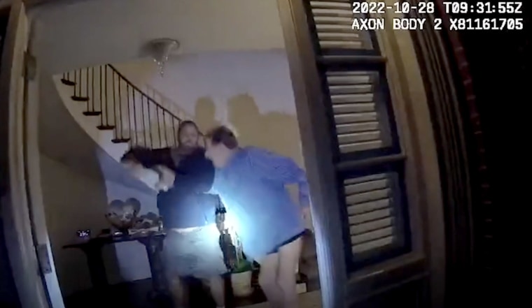 Captura del video difundido por las autoridades del ataque a Paul Pelosi en su residencia en San Francisco.