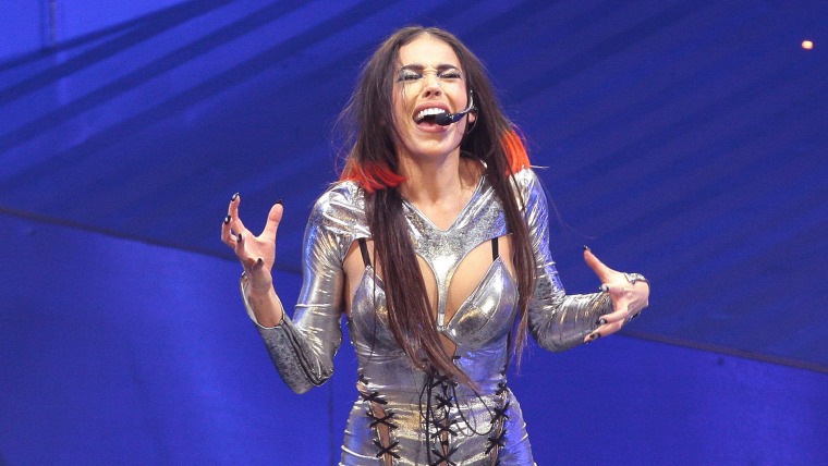 La cantante Danna Paola ofrece un concierto. 