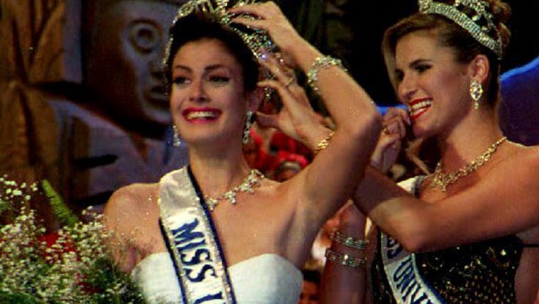 La ganadora de Miss Universo 1993, Dayanara Torres de Puerto Rico reacciona después de ganar el concurso de belleza. A su lado está Miss Universo 1992, Michelle McLean.