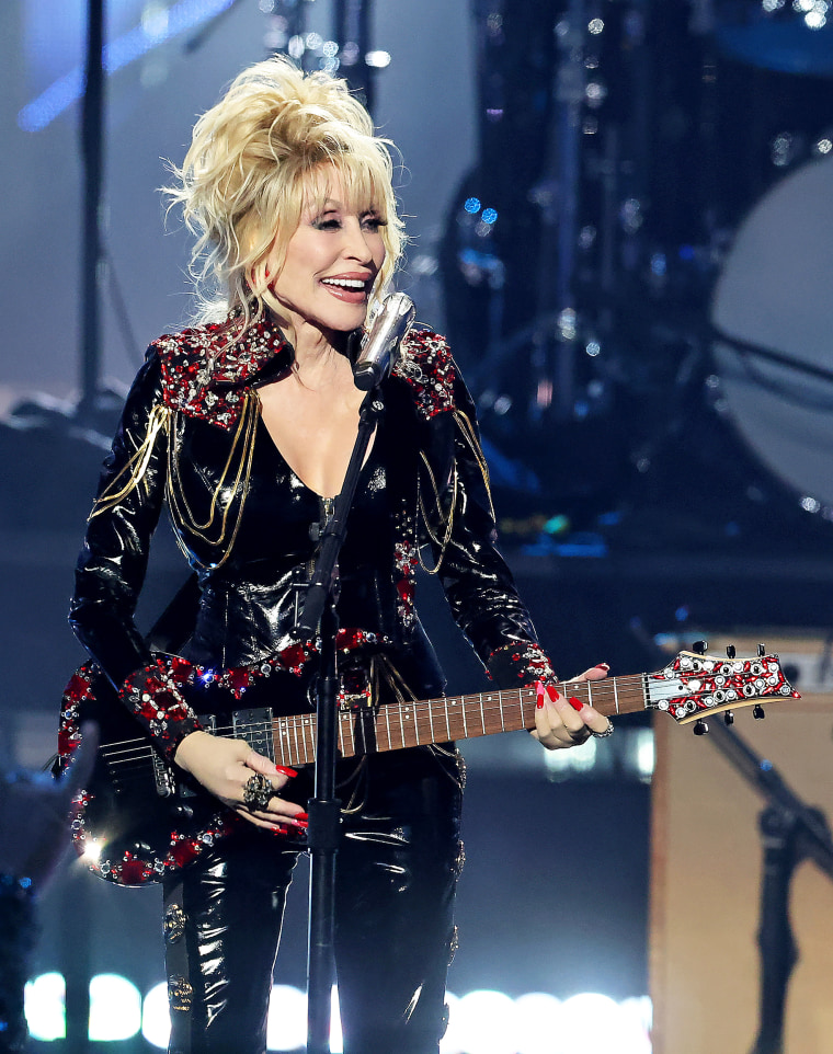 Dolly Parton Plays NFL Halftime Show As Dallas Cowboys Cheerleader, Sings  Hits