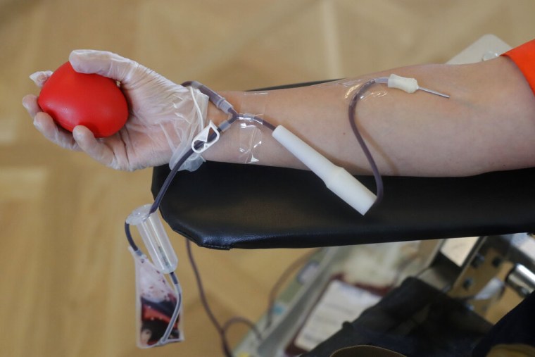 Un paciente dona sangre en California, durante la pandemia. 