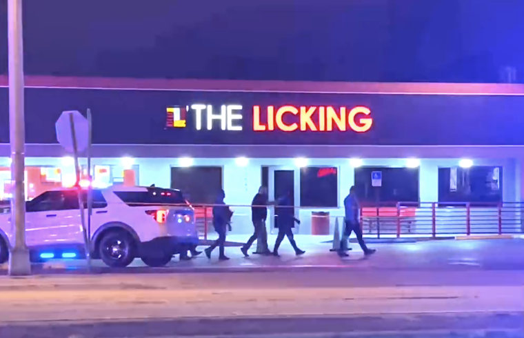 Autoridades caminan frente al restaurante The Licking, en Miami Gardens, tras el tiroteo que se produjo este jueves por la noche.