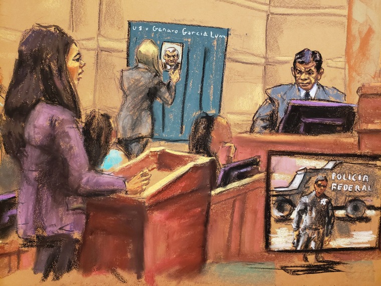Raúl Arellano Aguilera, un oficial retirado de la Policía Federal mexicana, da su testimonio en el juicio contra Genaro García Luna, en Nueva York. 