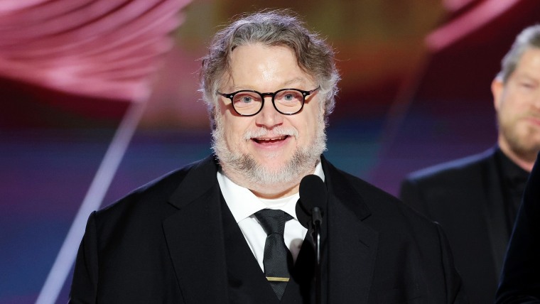 Guillermo del Toro recibiendo su Golden Globe 2023 por 'Pinocchio'
