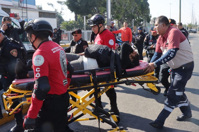 Una mujer herida fue trasladada por los servicios de emergencia en la estación del metro Indios Verdes, luego de una choque entre trenes este sábado en la Ciudad de México. Al menos una persona murió y 16 resultaron heridas. 