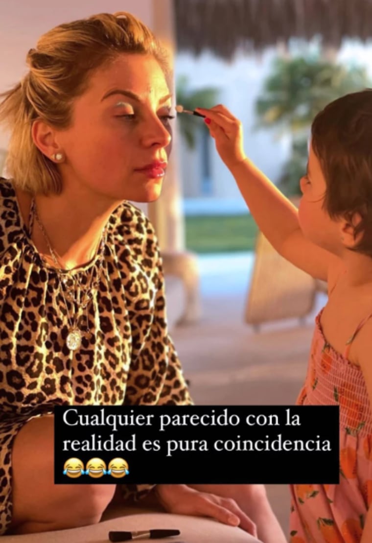 La hija de Ludwika Paleta maquillando a su mami.