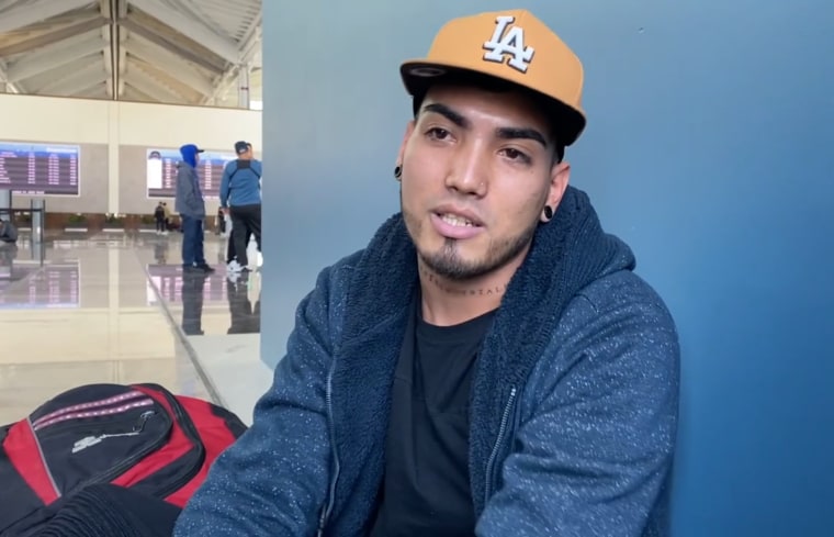 Migrante venezolano Jefferson Ontiveros en el Aeropuerto Internacional Felipe Ángeles.