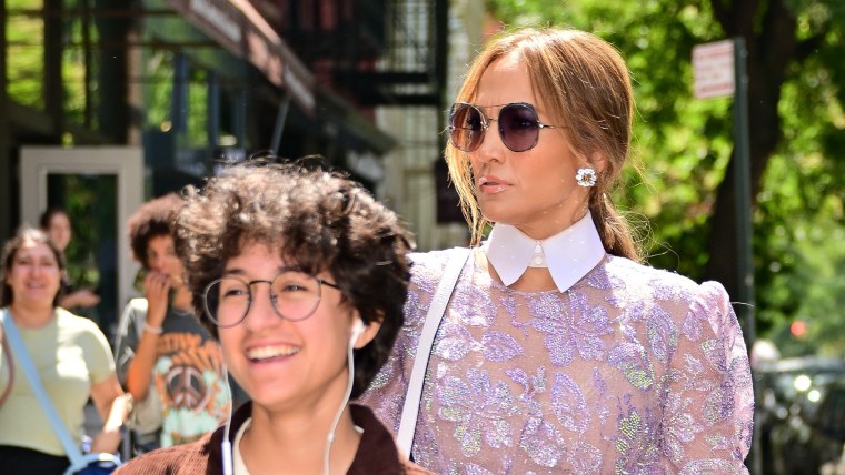 Jennifer Lopez y su hija Emme en las calles de SoHo el 14 de agosto de 2022 en la ciudad de Nueva York.