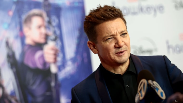 Jeremy Renner en una ceremonia especial de 'Hawkey'