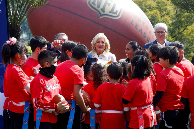 Jill Biden participa de un evento junto a un equipo de un programa de fútbol de la NFL por la inclusión en México. 