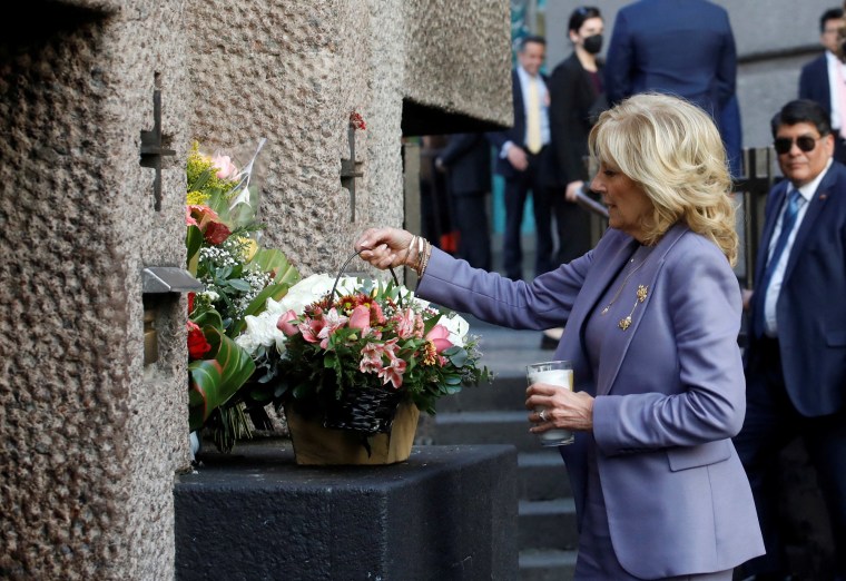 Jill Biden coloca flores en la basílica. 