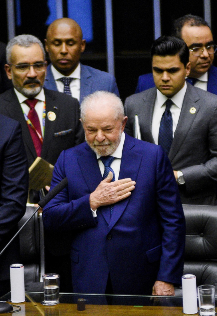 El nuevo presidente de Brasil, Luiz Inácio Lula da Silva, hace gestos después de prestar juramento.