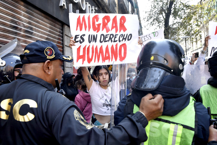 Una joven sostiene un cartel en apoyo a los solicitantes de asilo en la protesta en Ciudad de México. 