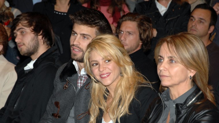 Marc Piqué, Gerard Piqué, Shakira y la madre de Piqué, Montserrat Bernabeu, lanzamiento del libro 'Dos Vidas' escrito por Joan Piqué, noviembre de 2011 en Barcelona, España.