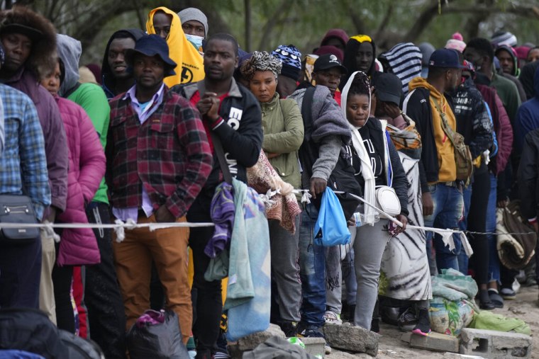 Migrantes haitianos que quieren solicitar asilo en Estados Unidos esperan para registrar sus nombres en una lista hecha por una organización religiosa en Reynosa, México, el 21 de diciembre de 2022, al otro lado de la frontera con McAllen, Texas.