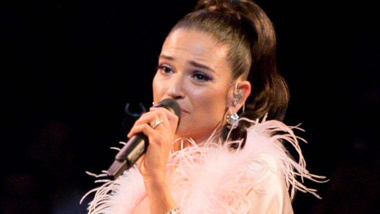 Natalia Jiménez se presenta en el escenario durante su concierto en el Teatro Arena el 11 de diciembre de 2022 en Houston, Texas.