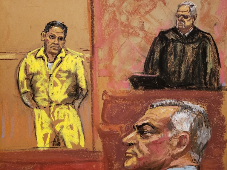 Óscar Nava Valencia “El Lobo”,  se presentó a la corte con un traje amarillo de prisionero. En 2014 fue condenado a 25 años de prisión. En 2019 la sentencia se le redijo a 16 años y medio. 