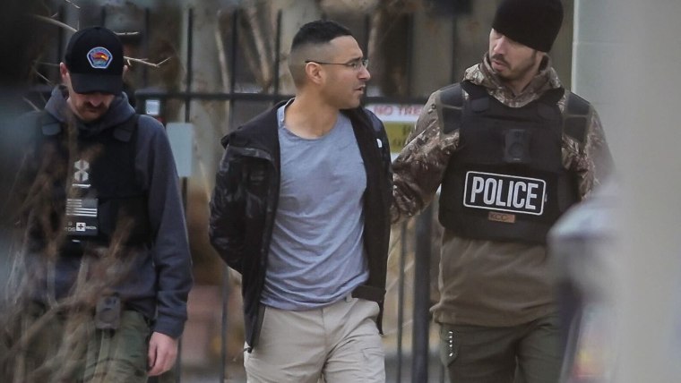 Dos oficiales arrestan a Solomon Peña, excandidato republicano estatal en Nuevo México, el 16 de enero de 2023