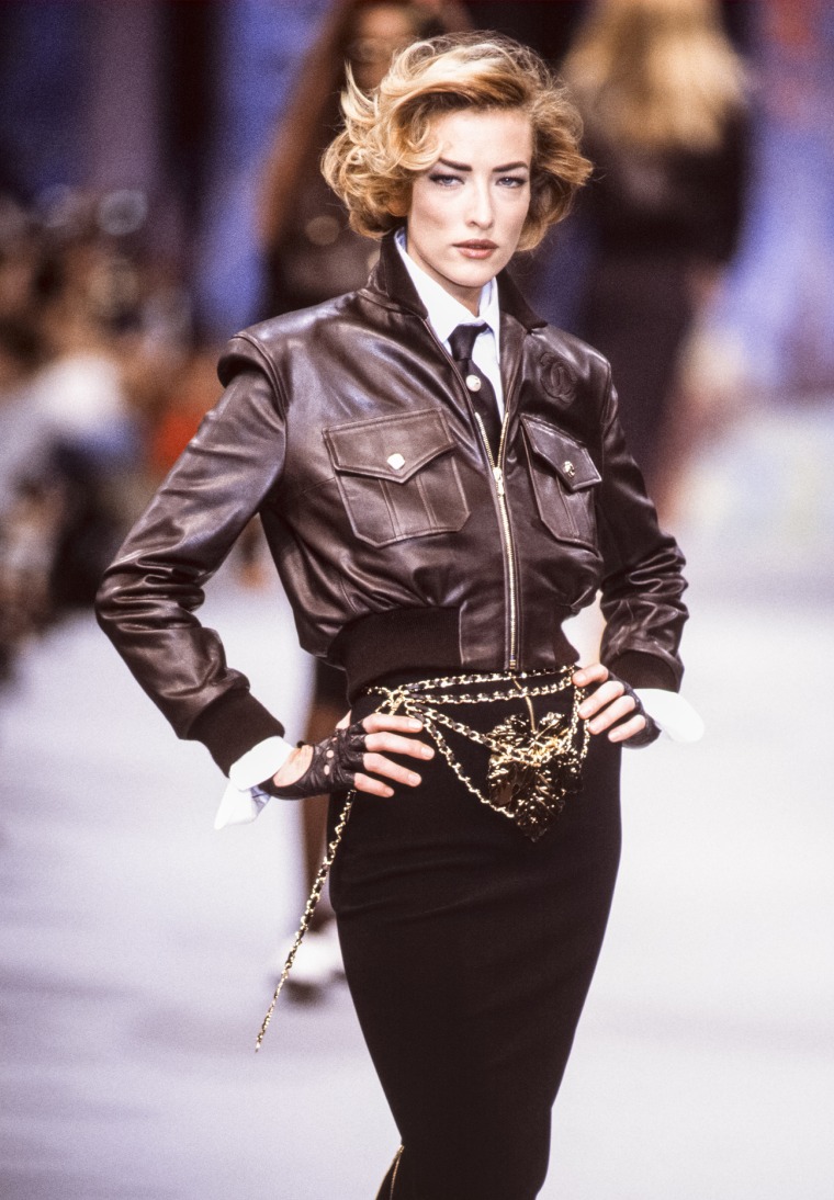 Tatjana Patitz walks the runway at the Chanel Ready to Wear Spring/Summer 1991-1992 fashion show in October 1991 in Paris, France.