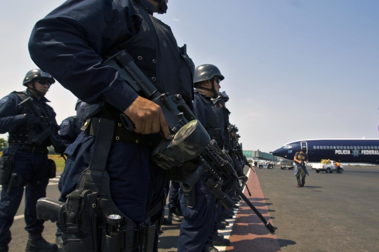 En esta fotografía de archivo de 2008, se muestra a agentes de la Policía Federal de la unidad antidrogas asignados al área bajo control del Cártel de Sinaloa. 