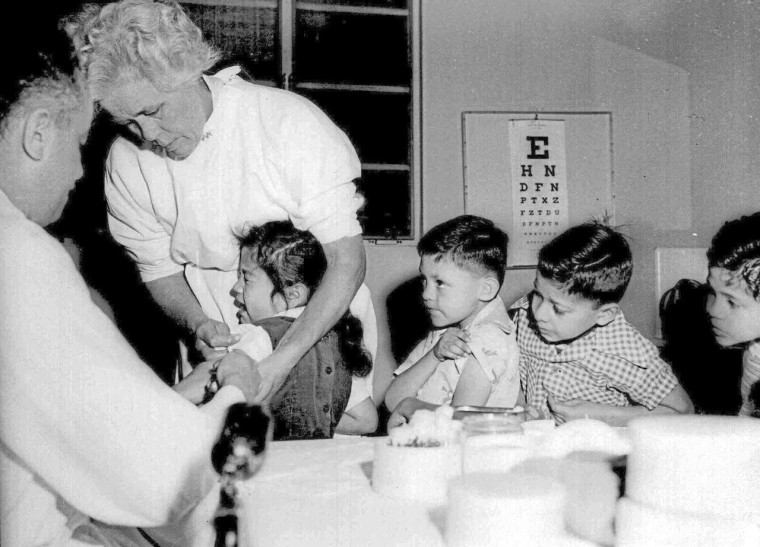 NewsAlumnos de la escuela Santa Vibiana en Los Ángeles, California fueron vacunados contra la polio en abril de 1955. Ese año comenzó una campaña nacional de vacunación, luego de que el doctor Jonas Salk y su equipo en la Universidad de Pittsburgh desarrollaran la vacuna contra el virus.