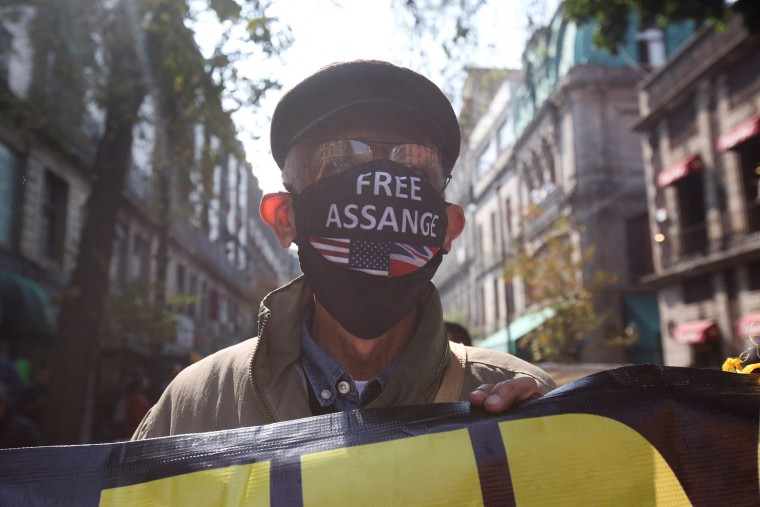 Un manifestante lleva una mascarilla en la que pide la liberación de Julián Assange. 