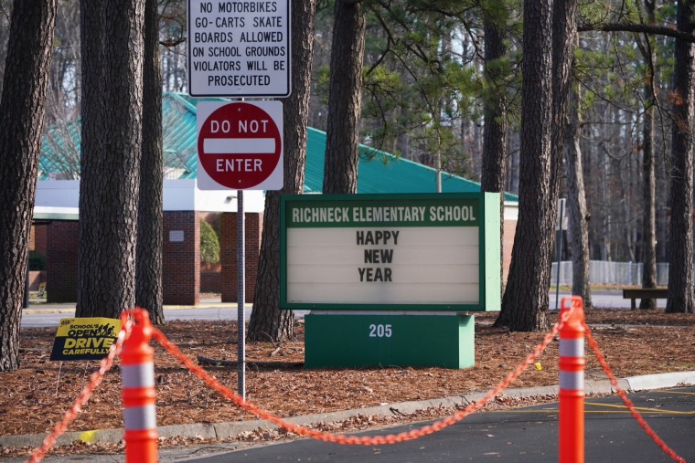 Un letrero con deseos de Feliz Año Nuevo se podía ver en la escuela primaria Richneck el 7 de enero. Un niño de 6 años es sospechoso de haberle disparado a una maestra en un  aula de la escuela el viernes.