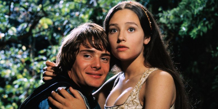 Leonard Whiting joue Romeo Montague et Olivia Hussey joue Juliet Capulet dans la production de Shakespeare en 1968 "Roméo et Juliette" réalisé par Franco Zeffirelli.