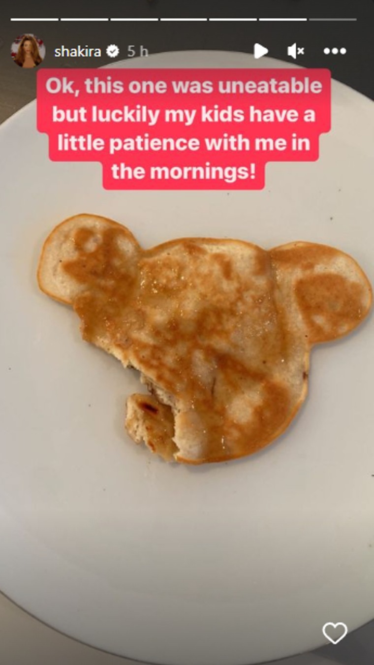 Shakira comparte una foto del pancake que cocinó para sus hijos.