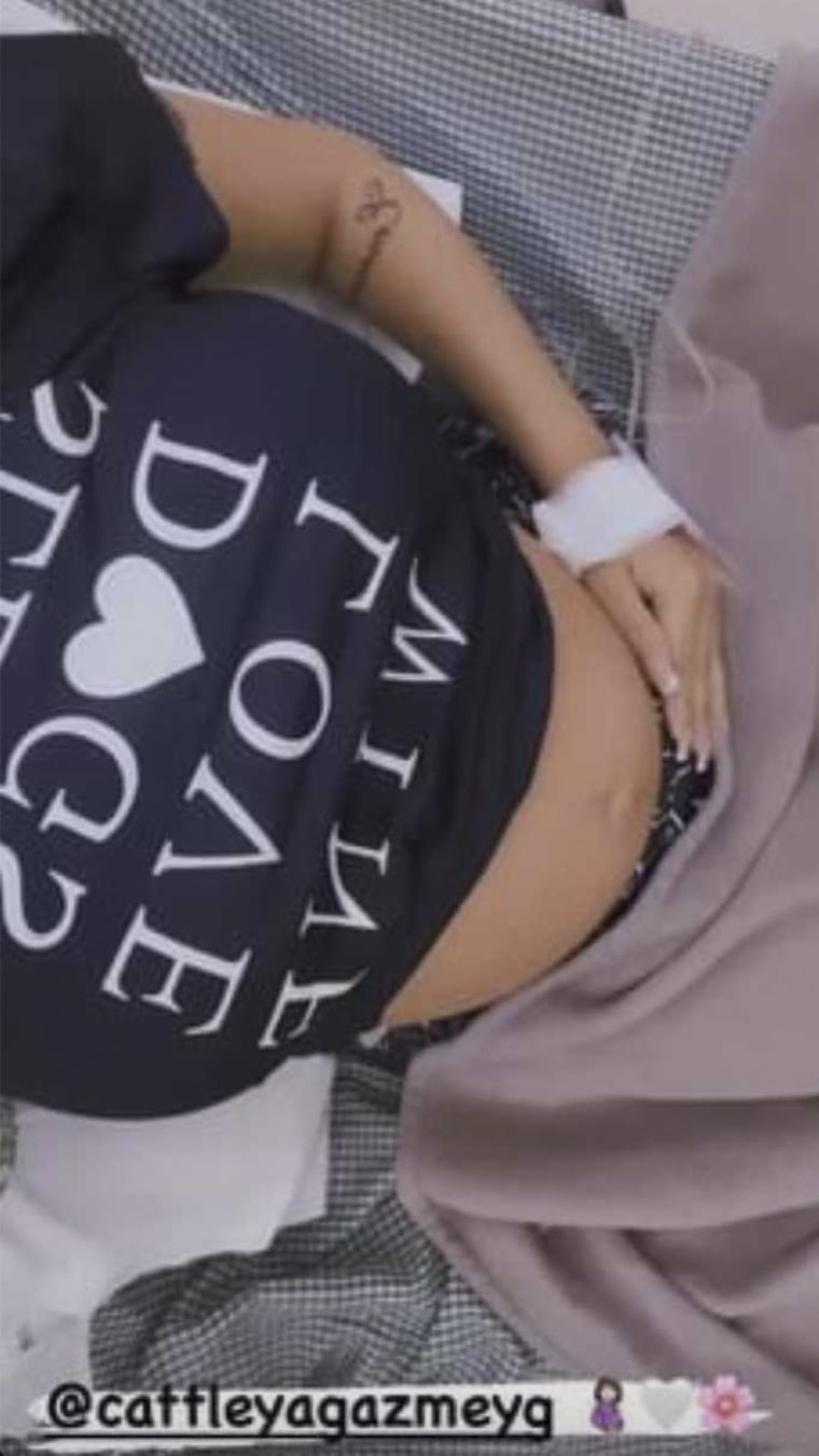 Yailin, selfie de su pancita de embarazo desde el hospital, 10 de enero de 2022.
