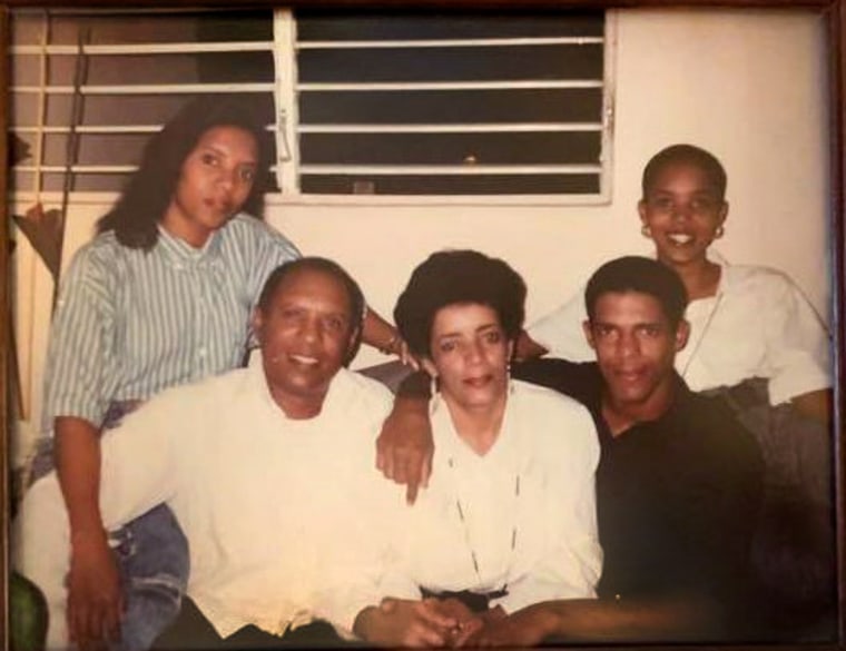 Sabina Matos junto a su padre, madre, hermano y hermana, en Santo Domingo, República Dominicana, en 1992.
