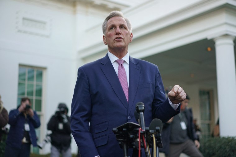 El presidente de la Cámara de Representantes, Kevin McCarthy, habla frente al ala oeste de la Casa Blanca luego de una reunión con el presidente Joe Biden el 1 de febrero de 2023.