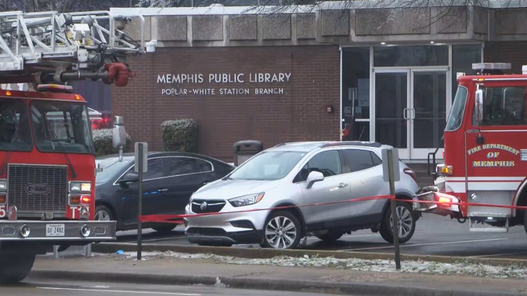Personal de emergencia en la biblioteca de la estación Poplar-White en Memphis, Tennessee, después del tiroteo.