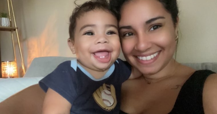 Tania Matoa con su hijo.