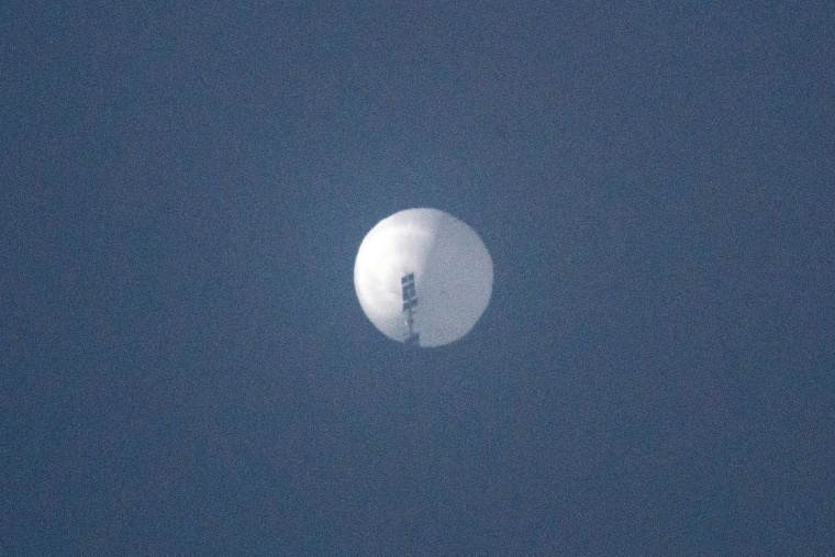 Un globo en el cielo de Billings, Montana, en imágenes tomadas el 1 de febrero.  El Pentágono dijo el jueves que un presunto globo espía chino sobrevolaba el área.