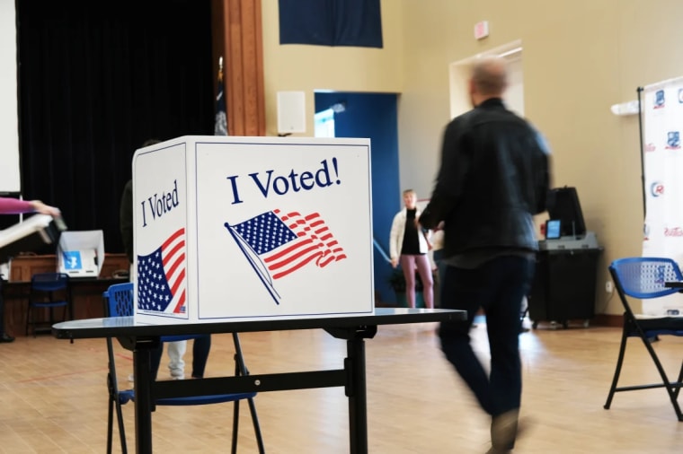La gente vota en las elecciones primarias presidenciales en Charleston, Carolina del Sur, el 29 de febrero de 2020. 