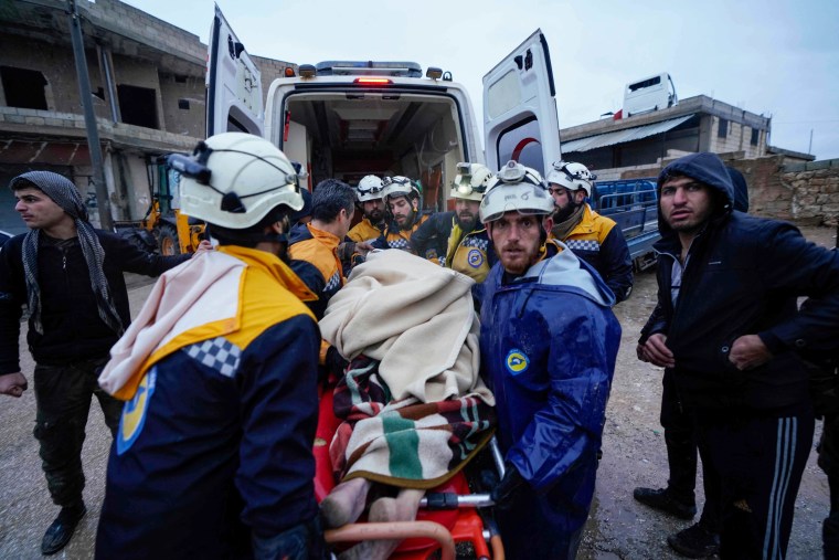 Un terremoto de magnitud 7,8 sacudió Turquía y Siria el 6 de febrero, matando a cientos de personas mientras dormían, derribando edificios y provocando temblores que se sintieron en lugares tan lejanos como la isla de Chipre y Egipto.